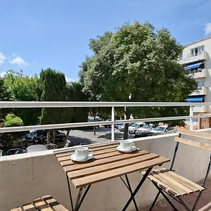 Chaleureux Avec Balcon Au Coeur Du 8ème Arrondissement Appartement Marseille